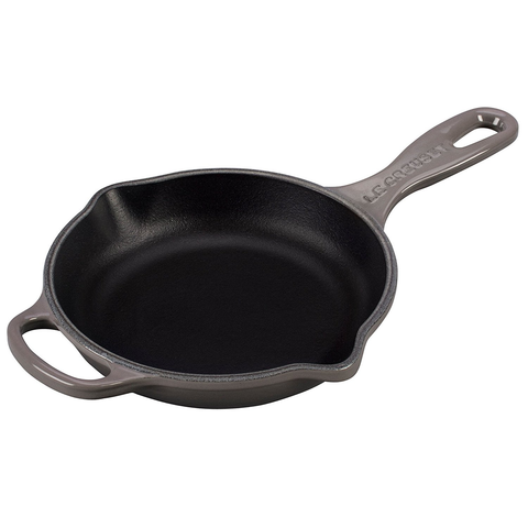 LE CREUSET 9'' SIGNATURE IRON HANDLE SKILLET - OYSTER