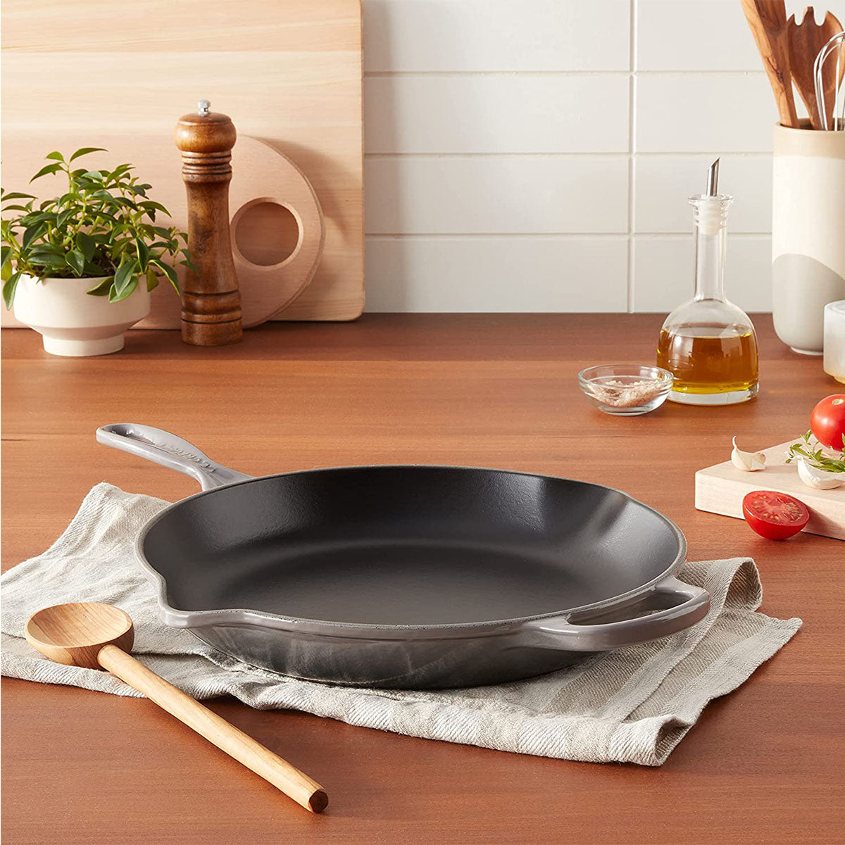 Le Creuset Signature 9'' Iron Handle Skillet - Oyster